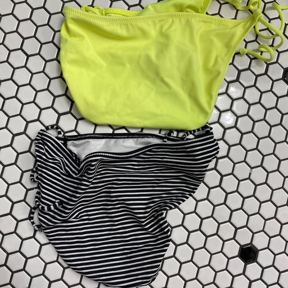 Victoria’s Secret bikini bottoms size small bundle of 2 - Picture 4 of 4